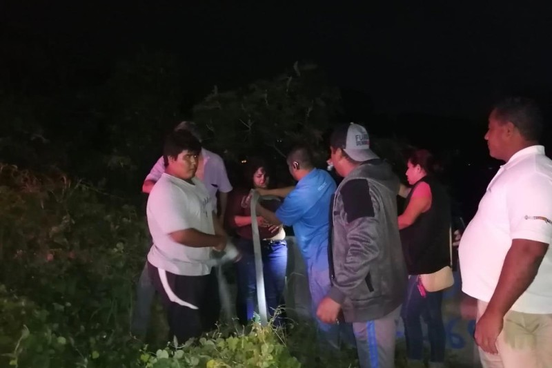 Mujer es rescatada tras caer con su vehículo a canal de agua, en Veracruz