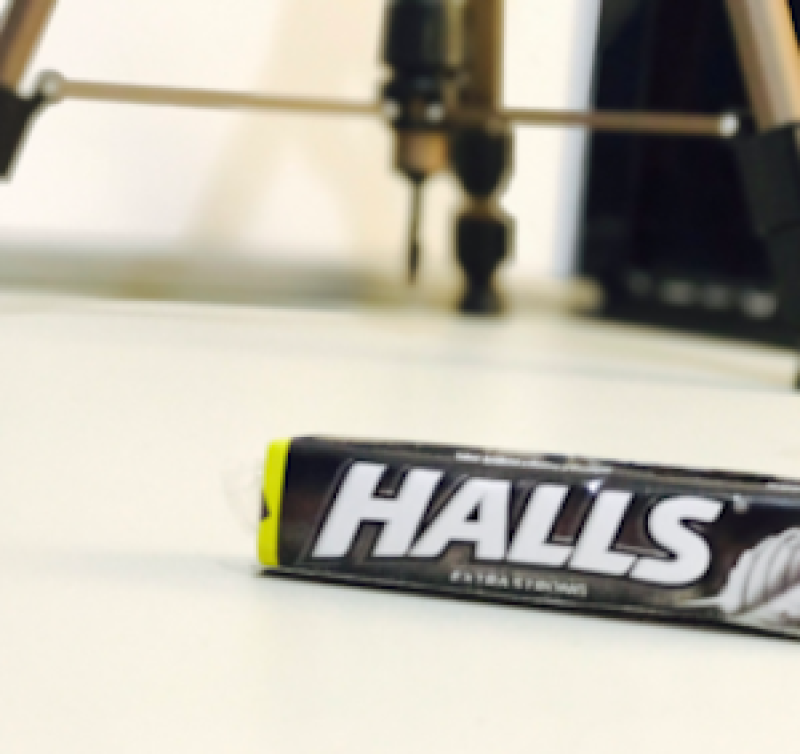 Relacionan a la marca Halls con poderes sexuales e impulsan las ventas del producto