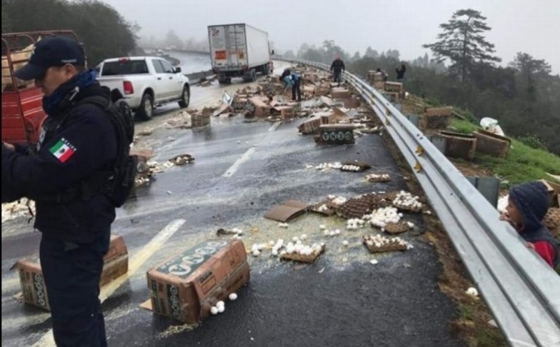 Tráiler que transportaba cajas de huevo vuelca en carretera Xalapa-Perote