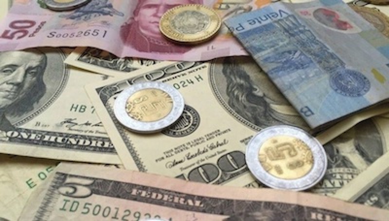 Dólar cierra hasta en 19.08 pesos en bancos