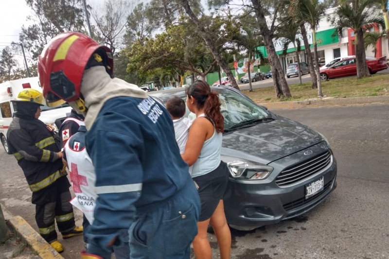 Aparatoso choque en avenida de Veracruz; una familia resulta lesionada