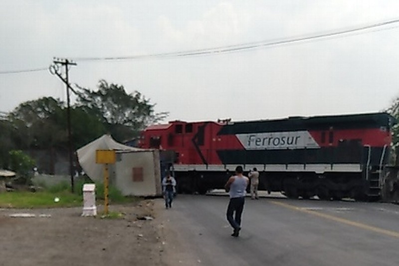 Rapiña de cervezas, tras choque de tráiler con tren en Tierra Blanca, Veracruz